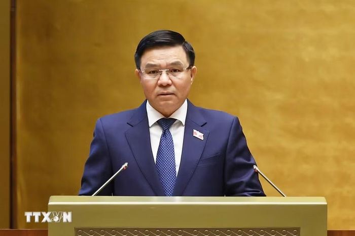 Bộ trưởng Bộ Công Thương Lê Mạnh Hùng trình bày về dự án Luật sửa đổi, bổ sung một số điều của Luật Điện lực tại Quốc hội. (Ảnh: TTXVN)
