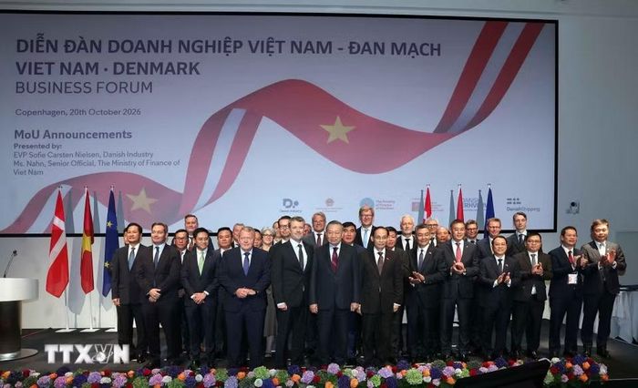 Tổng Bí thư, Chủ tịch nước Tô Lâm và Nhà Vua Đan Mạch Frederik X cùng các đại biểu và các doanh nghiệp hai nước.(Ảnh: Thống Nhất/TTXVN)