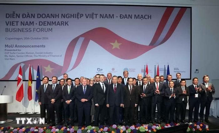 Tổng Bí thư, Chủ tịch nước Tô Lâm và Nhà Vua Đan Mạch Frederik X cùng các đại biểu và các doanh nghiệp hai nước.(Ảnh: Thống Nhất/TTXVN)