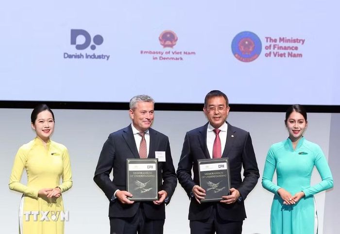 Chủ tịch Hội đồng quản trị Vietnam Airlines Đặng Ngọc Hoà và ông Lars Sandahl Sørensen, CEO Danish Industry trao MOU hợp tác. (Ảnh: Thống Nhất/TTXVN)