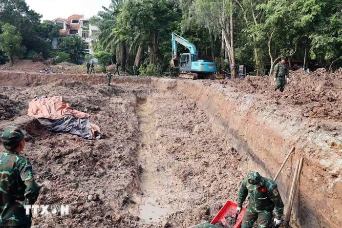 Lực lượng chức năng tiếp tục mở rộng diện tích khai quật tại khu B, công viên Lê Thị Riêng. (Ảnh: Xuân Khu/TTXVN)