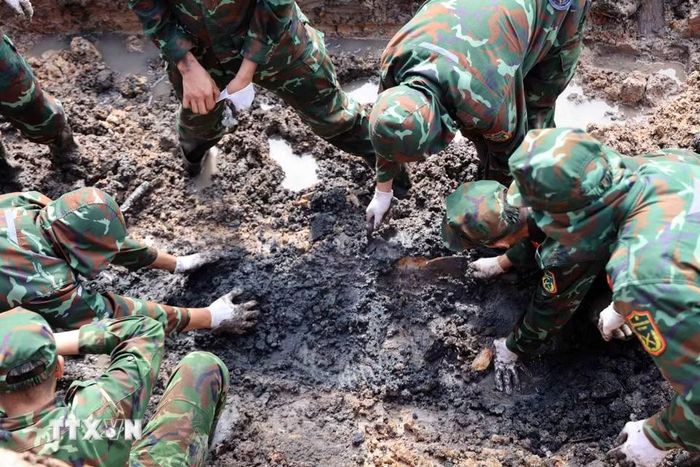 Cán bộ, chiến sỹ đội K 74 đẩy mạnh tiến độ tìm kiếm, quy tập hài cốt liệt sỹ tại công viên Lê Thị Riêng. (Ảnh: Xuân Khu/TTXVN)