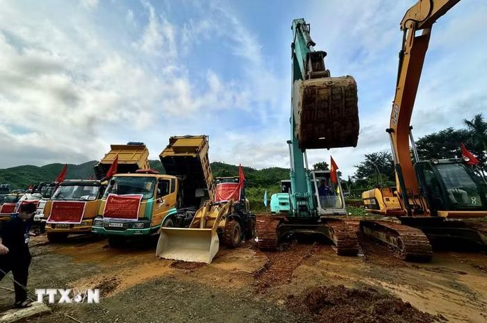 Các phương tiện cơ giới thực hiện nghi thức khởi động dự án đầu tiên tại Khu thương mại tự do Đà Nẵng. (Ảnh: Trần Lê Lâm/TTXVN)