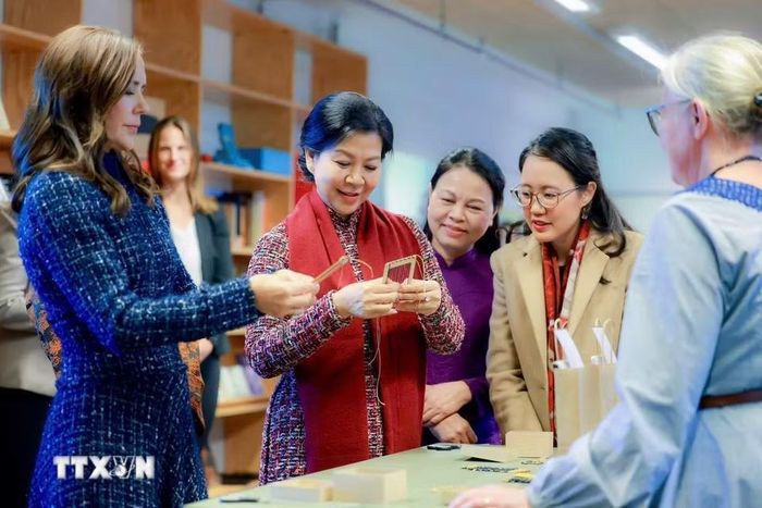 Bà Ngô Phương Ly, Phu nhân Tổng Bí thư, Chủ tịch nước và Hoàng hậu Mary tham quan BIBLIOTEKET Rentemestervej, một thư viện kiêm trung tâm văn hóa cộng đồng ở thủ đô Copenhagen. (Ảnh: TTXVN phát)