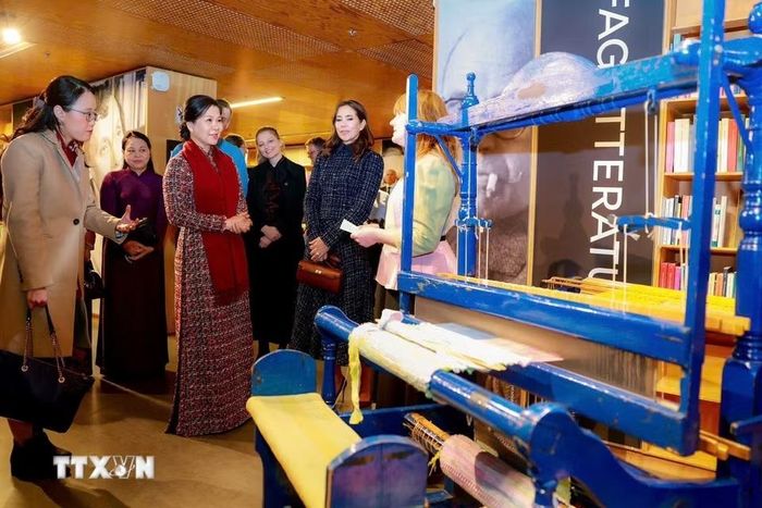 Bà Ngô Phương Ly, Phu nhân Tổng Bí thư, Chủ tịch nước và Hoàng hậu Mary tham quan thư viện BIBLIOTEKET Rentemestervej. (Ảnh: TTXVN phát)