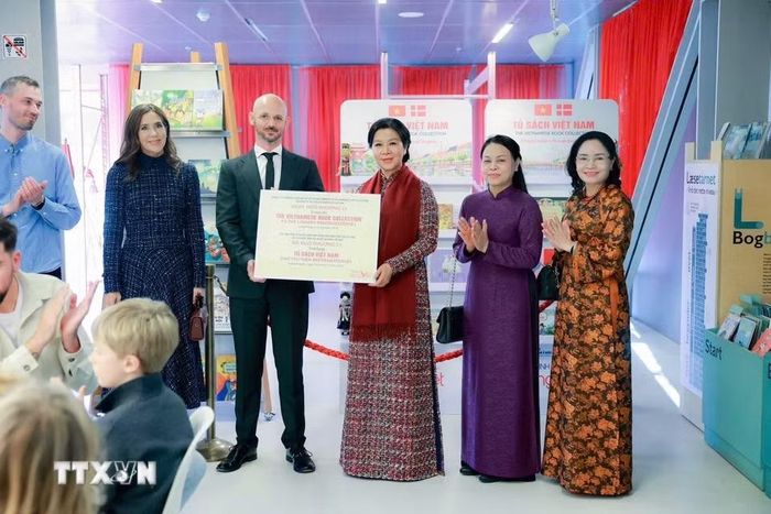 Bà Ngô Phương Ly, Phu nhân Tổng Bí thư, Chủ tịch nước trao tượng trưng “Tủ sách Việt Nam” tặng thư viện BIBLIOTEKET Rentemestervej. (Ảnh: TTXVN phát)