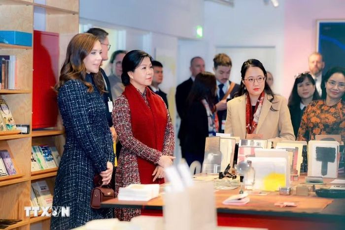 Bà Ngô Phương Ly, Phu nhân Tổng Bí thư, Chủ tịch nước và Hoàng hậu Mary tham quan phòng đọc sách tại thư viện BIBLIOTEKET Rentemestervej. (Ảnh: TTXVN phát)