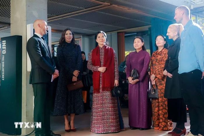 Bà Ngô Phương Ly, Phu nhân Tổng Bí thư, Chủ tịch nước và Hoàng hậu Mary nghe giới thiệu về thư viện BIBLIOTEKET Rentemestervej. (Ảnh: TTXVN phát)
