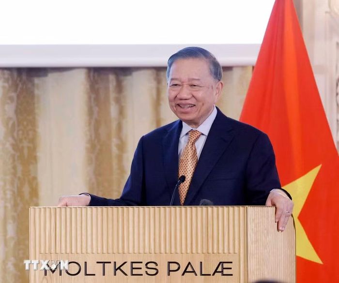 Tổng Bí thư, Chủ tịch nước Tô Lâm nói chuyện với cán bộ, nhân viên Đại sứ quán Việt Nam tại Đan Mạch và cộng đồng người Việt Nam tại Đan Mạch, Iceland và Nam Thụy Điển. (Ảnh: Thống Nhất/TTXVN)