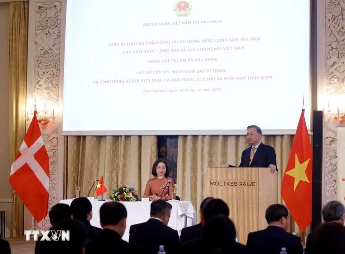 Tổng Bí thư, Chủ tịch nước Tô Lâm nói chuyện với cán bộ, nhân viên Đại sứ quán Việt Nam tại Đan Mạch và cộng đồng người Việt Nam tại Đan Mạch, Iceland và Nam Thụy Điển. (Ảnh: Thống Nhất/TTXVN)
