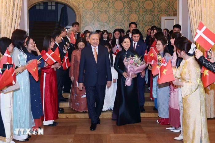 Tổng Bí thư, Chủ tịch nước Tô Lâm và Phu nhân gặp gỡ cán bộ, nhân viên Đại sứ quán Việt Nam tại Đan Mạch và cộng đồng người Việt Nam tại Đan Mạch, Iceland và Nam Thuỵ Điển. (Ảnh: Thống Nhất/TTXVN) 