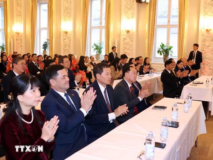 Các đại biểu tham dự cuộc gặp mặt của Tổng Bí thư, Chủ tịch nước Tô Lâm và Phu nhân với cán bộ, nhân viên Đại sứ quán Việt Nam tại Đan Mạch và cộng đồng người Việt Nam tại Đan Mạch, Iceland và Nam Thụy Điển. (Ảnh: Thống Nhất/TTXVN)
