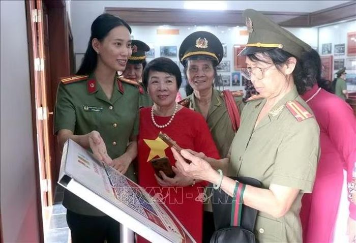 Cán bộ Công an tỉnh Hưng Yên giới thiệu, hướng dẫn các đại biểu trải nghiệm tra cứu thông tin số hóa qua mã QR Code tại Khu lưu niệm Anh hùng liệt sĩ Công an nhân dân Bùi Thị Cúc tại xã Xuân Trúc. Ảnh: Đinh Văn Nhiều/TTXVN