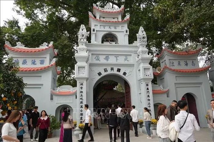 Cổng chính Đền Mẫu (Hưng Yên). Ảnh: Mạnh Khánh/TTXVN