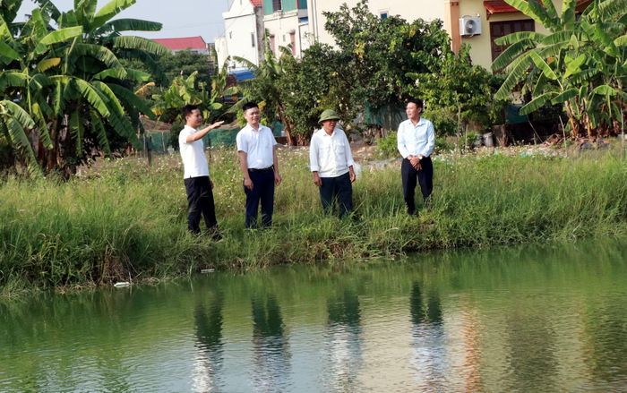 Đảng viên Vũ Đức Lập (ngoài cùng, bên trái), thôn Nam Ngoại, xã Quang Hưng (Ninh Bình) chia sẻ kinh nghiệm phát triển kinh tế với cán bộ, người dân trong xã. Ảnh: Nguyễn Lành/TXVN