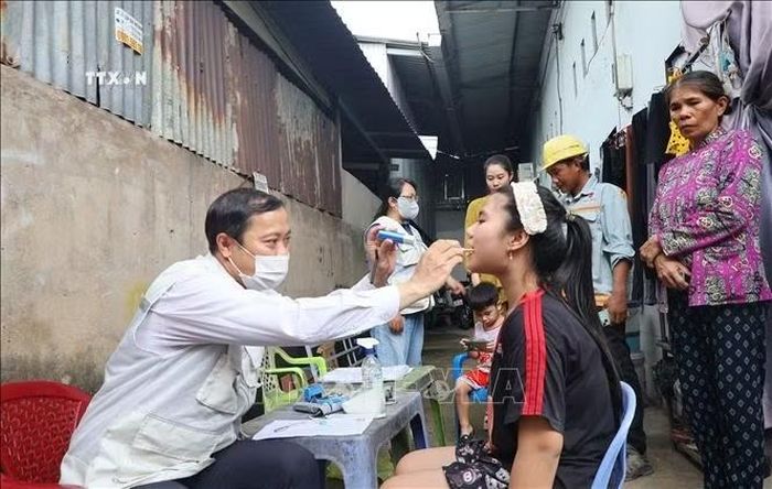 Khám, kiểm tra sức khỏe cho người dân khu vực ghi nhận ca bệnh não mô cầu. Ảnh: TTXVN