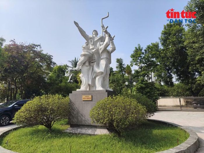 Tượng đài chiến sĩ Trường Sơn tại Bảo tàng Đường Hồ Chí Minh.