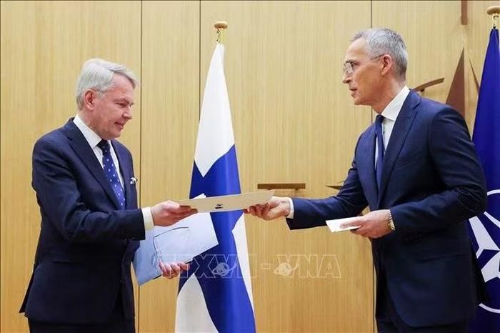 Phần Lan đã chính thức gia nhập NATO từ năm 2023. Trong ảnh,Tổng thư ký NATO Jens Stoltenberg (phải) trao văn kiện gia nhập NATO cho Ngoại trưởng Phần Lan Pekka Haavisto. Ảnh: TTXVN phát