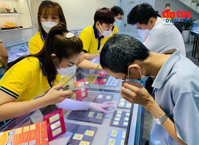 Người mua cần lưu ý chênh lệch giá mua – bán, tiền công và chính sách thu đổi khi chọn trang sức vàng.