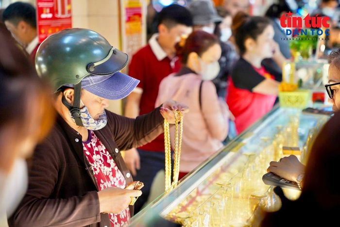Giá vàng miếng SJC sáng 20/10 được niêm yết ở mức 139 triệu đồng/lượng mua vào và 142 triệu đồng/lượng bán ra.