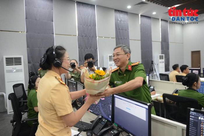 Đại tá Trần Hồng Minh, Phó Giám đốc Công an TP Hồ Chí Minh tặng hoa chúc mừng cán bộ Trung tâm thông tin chi huy Công an TP Hồ Chí Minh.