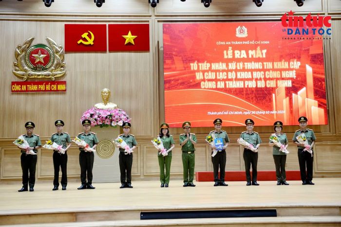 Trao quyết định cho Chủ nhiệm Câu lạc bộ Khoa học công nghệ.
