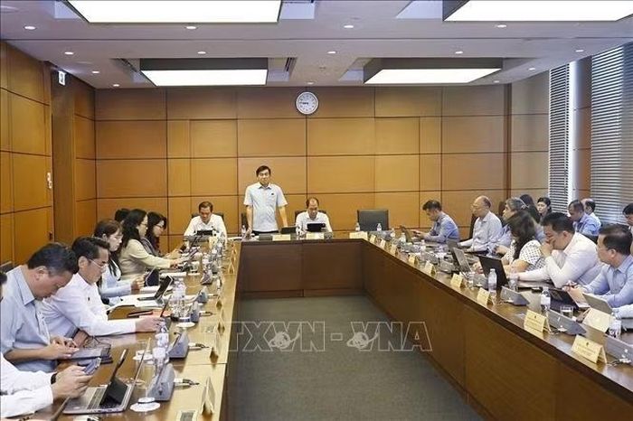 Đoàn đại biểu Quốc hội các tỉnh An Giang và Lai Châu thảo luận ở tổ. Ảnh: Doãn Tấn/TTXVN