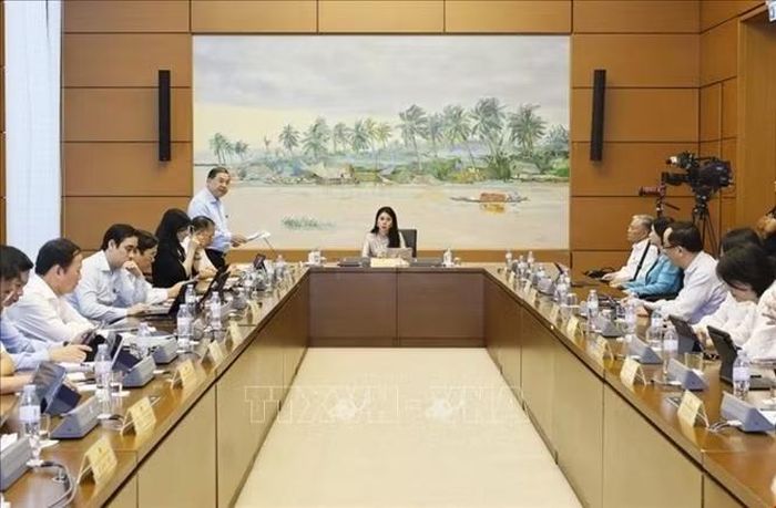 Đoàn đại biểu Quốc hội các tỉnh Hà Tĩnh, Lạng Sơn và TP Hải Phòng thảo luận ở tổ. Ảnh: Doãn Tấn/TTXVN