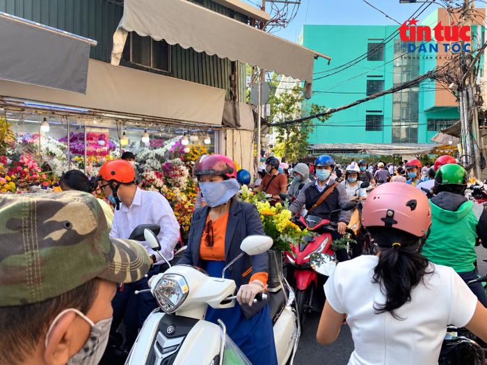 Lượng khách đến chợ hoa tươi Hồ Thị Kỷ tăng cao dịp Ngày Phụ nữ Việt Nam 20/10.