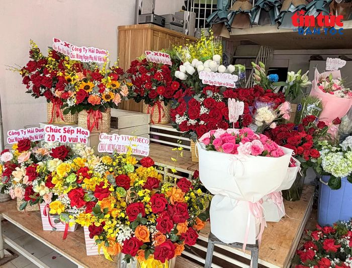 Các cửa hàng bày bán nhiều mẫu hoa bó, giỏ hoa với màu sắc và mức giá đa dạng.