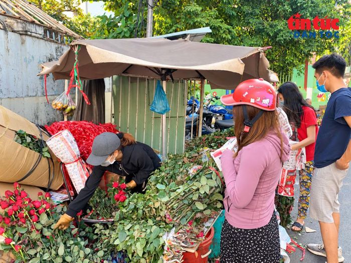 Người bán tất bật lựa hoa, phối màu và gói sản phẩm theo yêu cầu của khách.