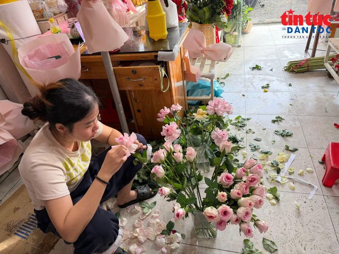 Nhân viên cửa hàng chuẩn bị hoa để giao cho những khách đã đặt trước ngày lễ.