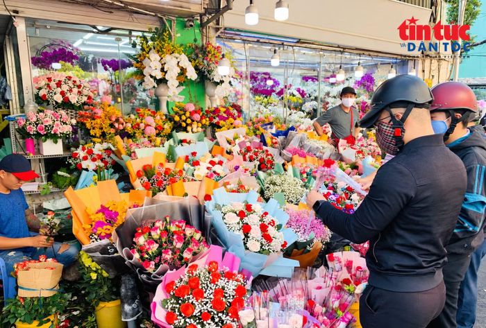 Các đấng mày râu chọn mua hoa tặng người thân, mẹ tại chợ hoa Hồ Thị Kỷ, phường Vườn Lài, TP Hồ Chí Minh.