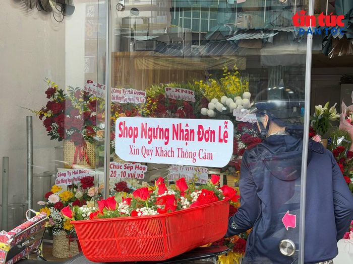 Một số shop hoa phải dán bảng thông báo ngưng nhận đơn để phục vụ các đơn hàng đặt trước đó.