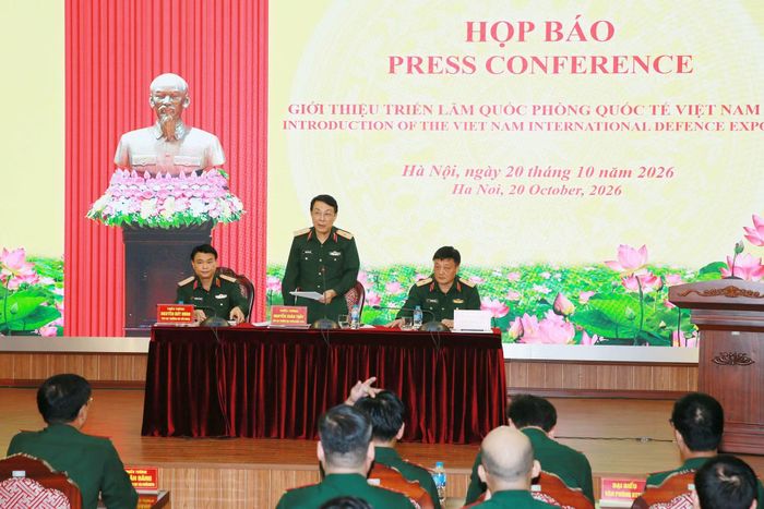 Thiếu tướng Nguyễn Xuân Thủy, Phó Cục trưởng Cục Tuyên huấn (Tổng Cục Chính trị Quân đội Nhân dân Việt Nam) giới thiệu về những nét mới của Triển lãm Quốc phòng quốc tế Việt Nam 2026. Ảnh: Trọng Đức/TTXVN