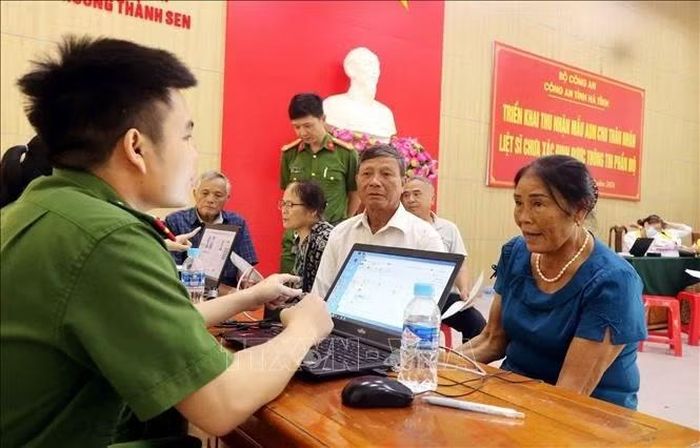 Lực lượng Công an làm thủ tục cho thân nhân liệt sĩ, trước khi lấy mẫu ADN.