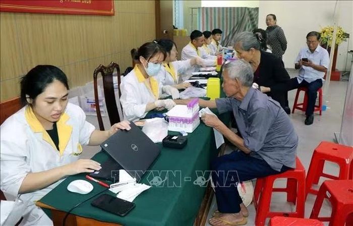 Lực lượng y tế lấy mẫu mẫu thân nhân liệt sĩ.