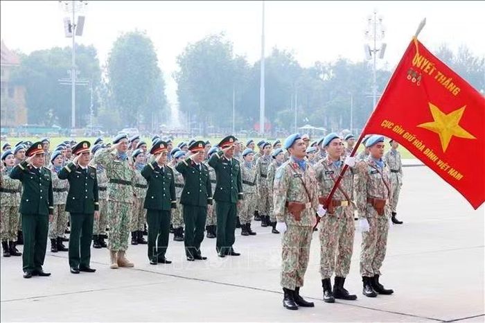 Đội Công binh số 4 thực hiện nghi lễ chào cờ tại lễ báo công dâng Bác. Ảnh: An Đăng/TTXVN