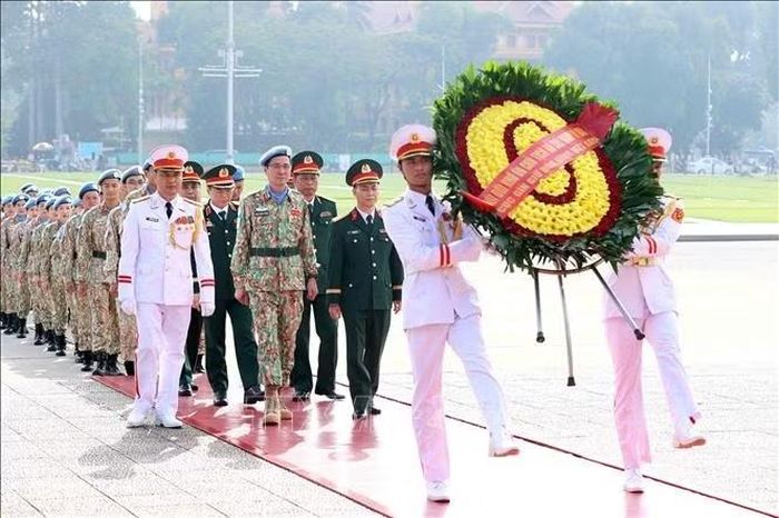 Đội Công binh số 4 Việt Nam đặt vòng hoa viếng Chủ tịch Hồ Chí Minh. Ảnh: An Đăng/TTXVN