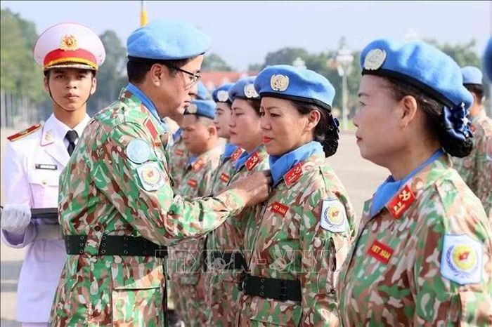 Thiếu tướng Phạm Mạnh Thắng, Cục trưởng Cục Gìn giữ hòa bình Việt Nam trao Huy hiệu Bác Hồ cho các sĩ quan của Cục trưởng Cục Gìn giữ hòa bình Việt Nam. Ảnh: An Đăng/TTXVN