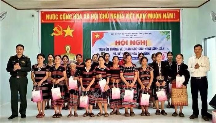 Các suất quà ý nghĩa được trao tặng cho phụ nữ có hoàn cảnh khó khăn trên địa bàn thôn A Xing, xã Lìa, tỉnh Quảng Trị. Ảnh: TTXVN phát