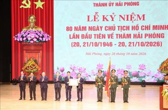 Thừa ủy quyền của Chủ tịch nước, đồng chí Trịnh Văn Quyết, Ủy viên Bộ Chính trị, Bí thư Trung ương Đảng, Trưởng Ban Tuyên giáo Trung ương tặng Huân chương Lao động hạng Nhất cho Đảng bộ, chính quyền và nhân dân thành phố Hải Phòng. Ảnh: Mạnh Tú/TTXVN