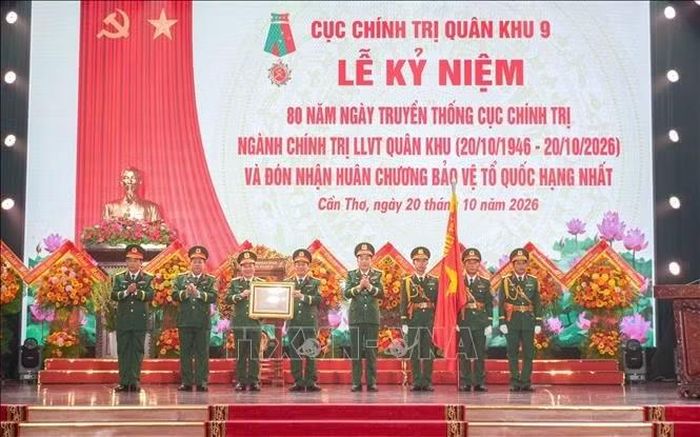 Thừa uỷ quyền Chủ tịch nước, Thượng tướng Nguyễn Văn Gấu, Ủy viên Trung ương Đảng, Thứ trưởng Bộ Quốc phòng trao Huân chương Bảo vệ Tổ quốc hạng Nhất tặng Cục Chính trị Quân khu 9.