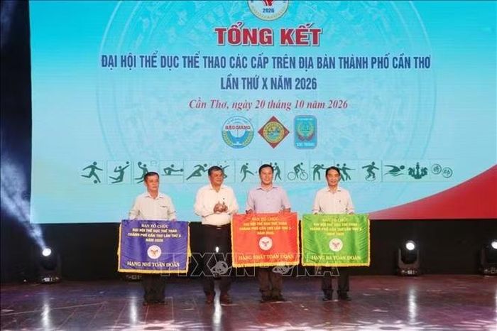 Trao Cờ toàn đoàn cho các Cụm đạt giải Nhất, Nhì, Ba tại Đại hội TDTT TP Cần Thơ năm 2026.