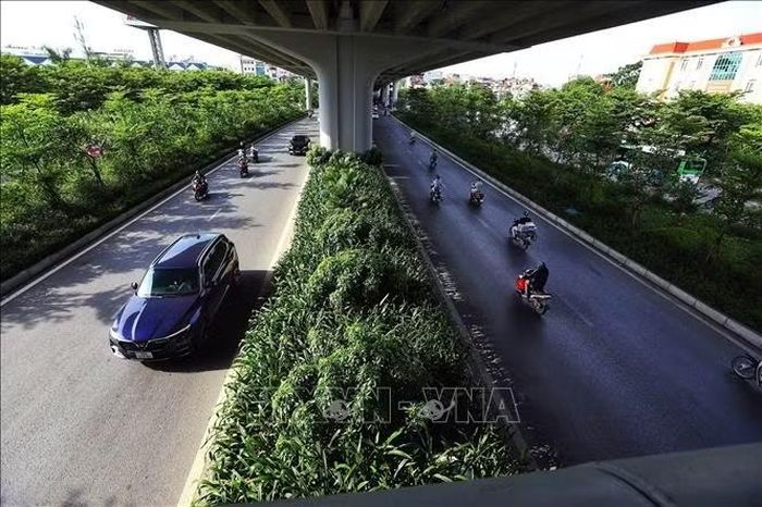 Đường Phạm Văn Đồng được xây dựng mới với tỷ lệ cây xanh có độ che phủ cao. Ảnh: TTXVN