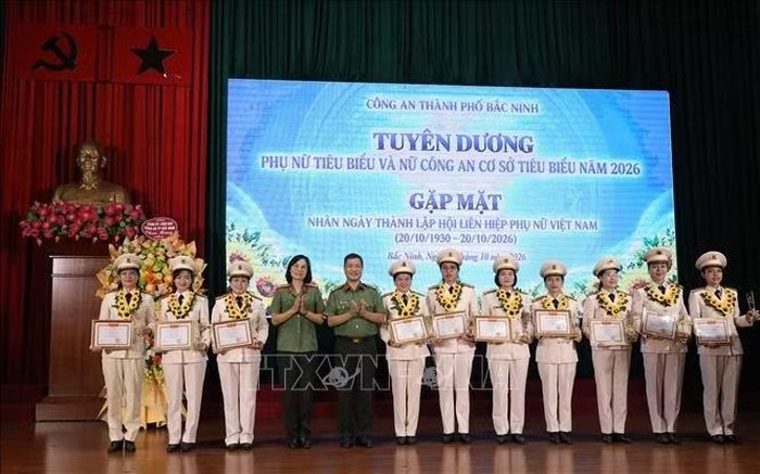 Tuyên dương nữ Công an cơ sở tiêu biểu năm 2026. Ảnh: Danh Lam/TTXVN