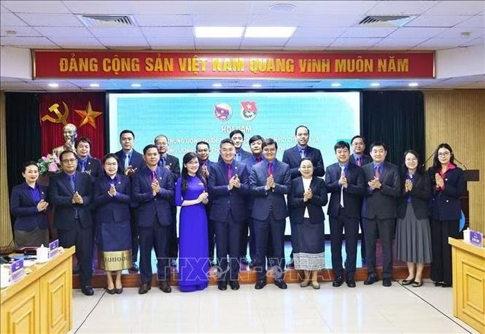 Đồng chí Bùi Quang Huy, Bí thư thứ nhất Ban Chấp hành Trung ương Đoàn TNCS Hồ Chí Minh; đồng chí Thongly Sisoulith, Bí thư Ban Chấp hành Trung ương Đoàn TNNDCM Lào cùng các đại biểu. Ảnh: Minh Đức/TTXVN