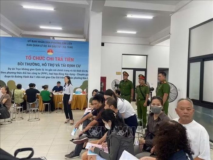 Người dân phường Kim Liên (Hà Nội) đến làm thủ tục nhận tiền bồi thường.