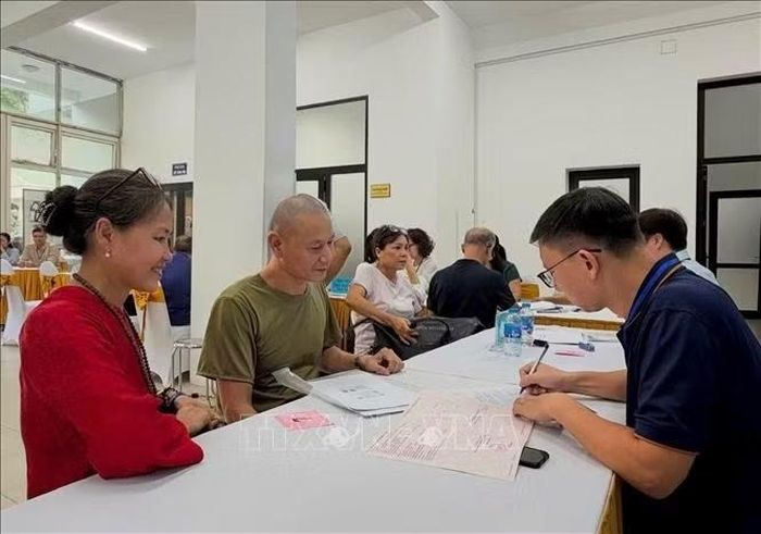 Người dân phường Kim Liên (Hà Nội) làm thủ tục nhận tiền bồi thường.