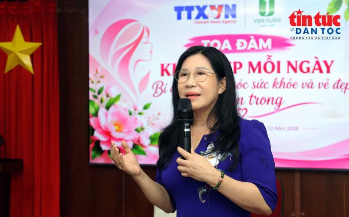 PGS. Trần Anh Vũ chia sẻ về chăm sóc sức khỏe răng miệng tại tọa đàm.